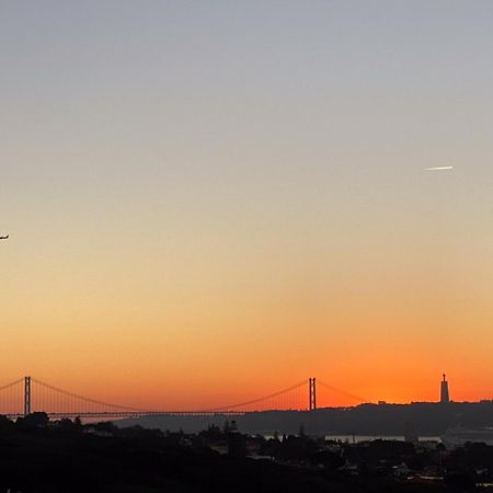 Ideally Located With Perfect Views 알제스 외부 사진