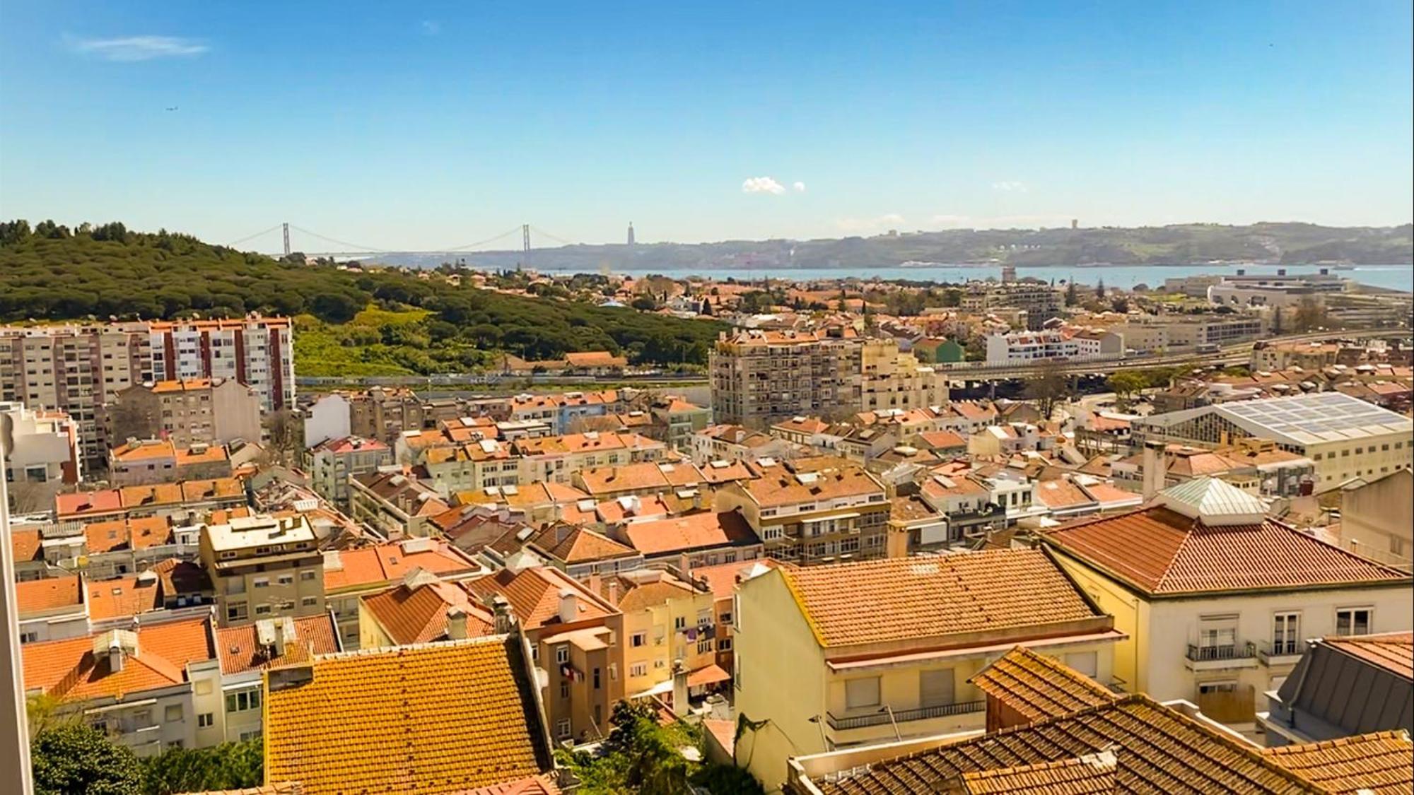 Ideally Located With Perfect Views 알제스 외부 사진