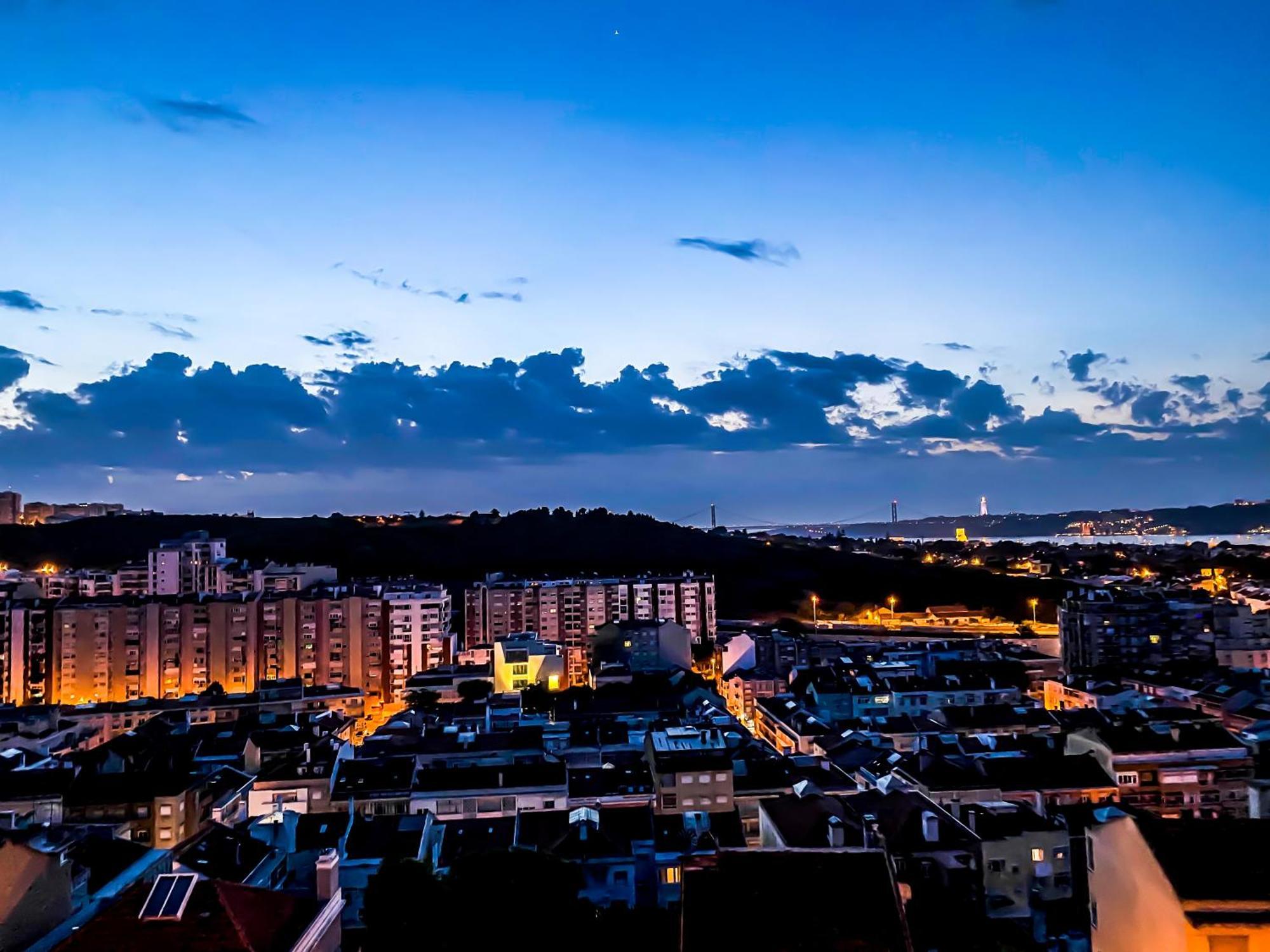 Ideally Located With Perfect Views 알제스 외부 사진