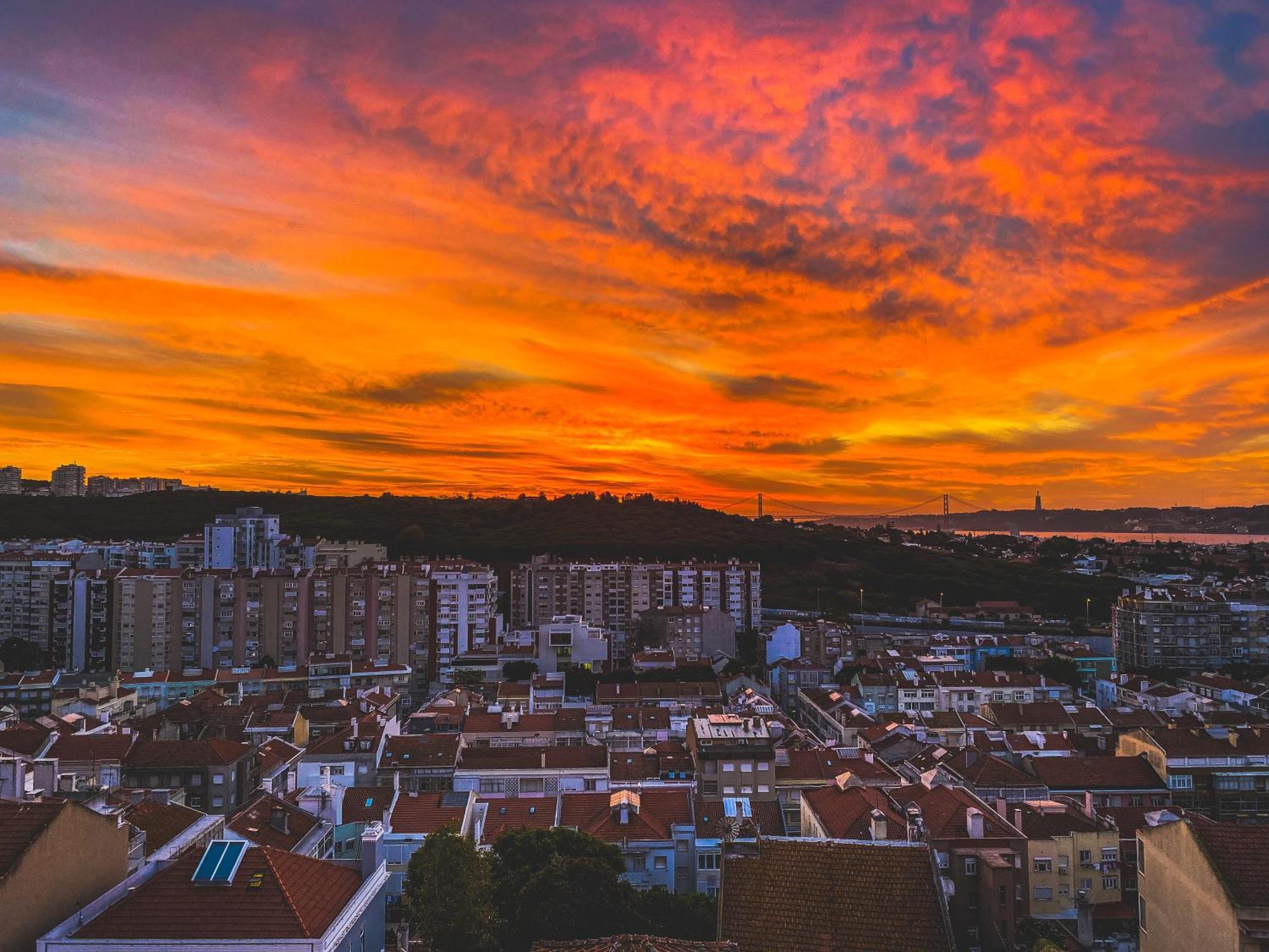 Ideally Located With Perfect Views 알제스 외부 사진