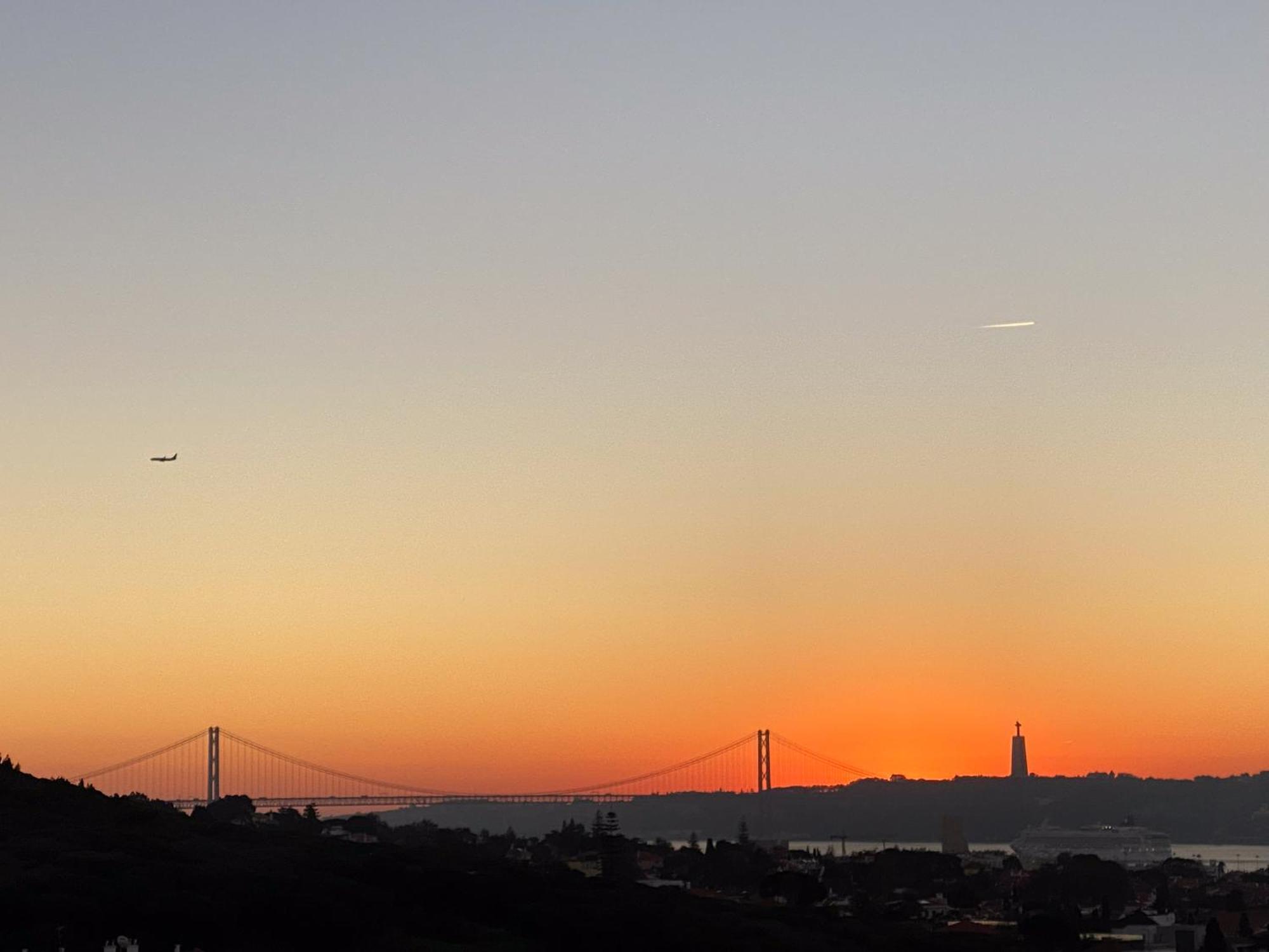 Ideally Located With Perfect Views 알제스 외부 사진