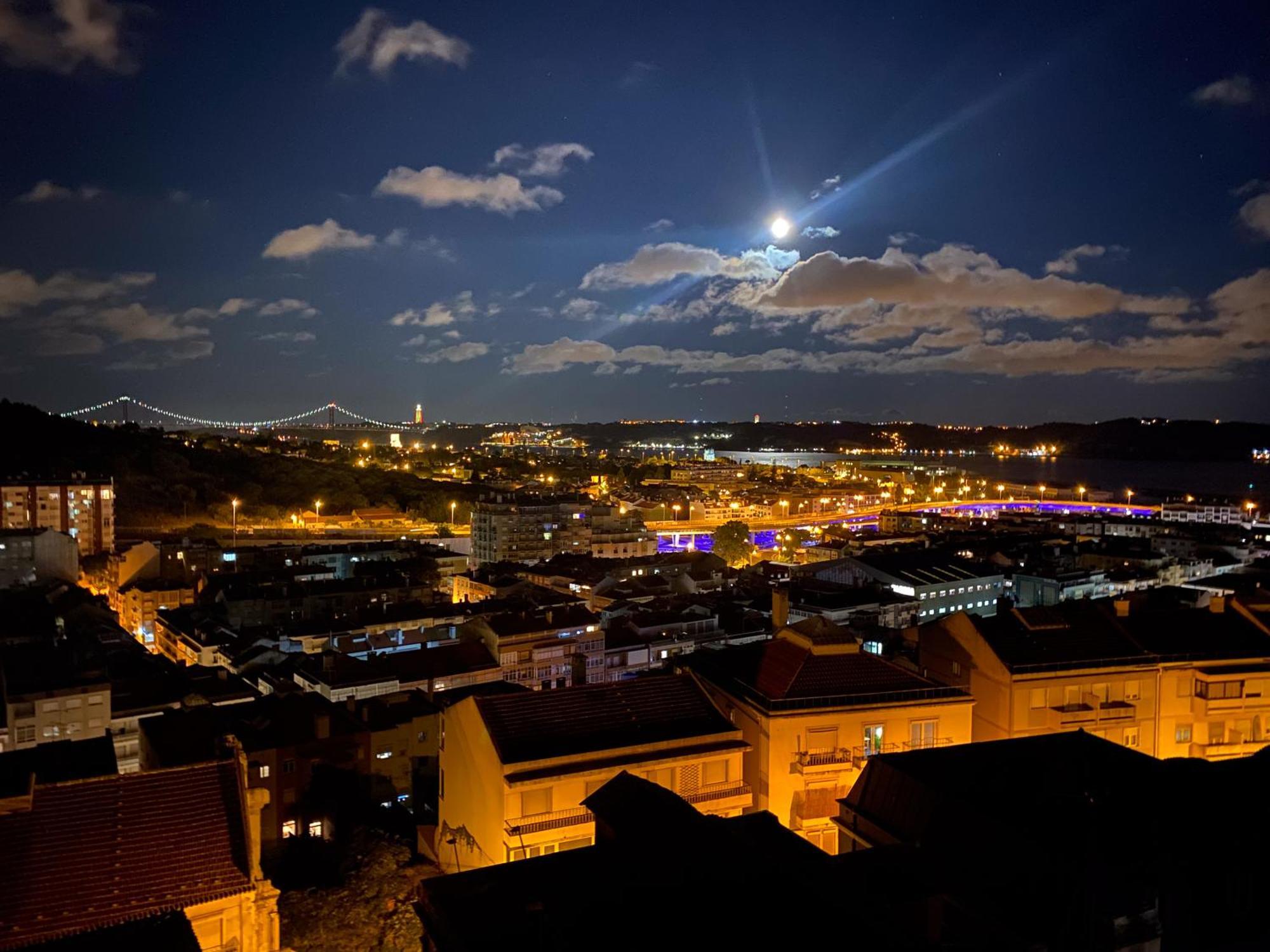 Ideally Located With Perfect Views 알제스 외부 사진