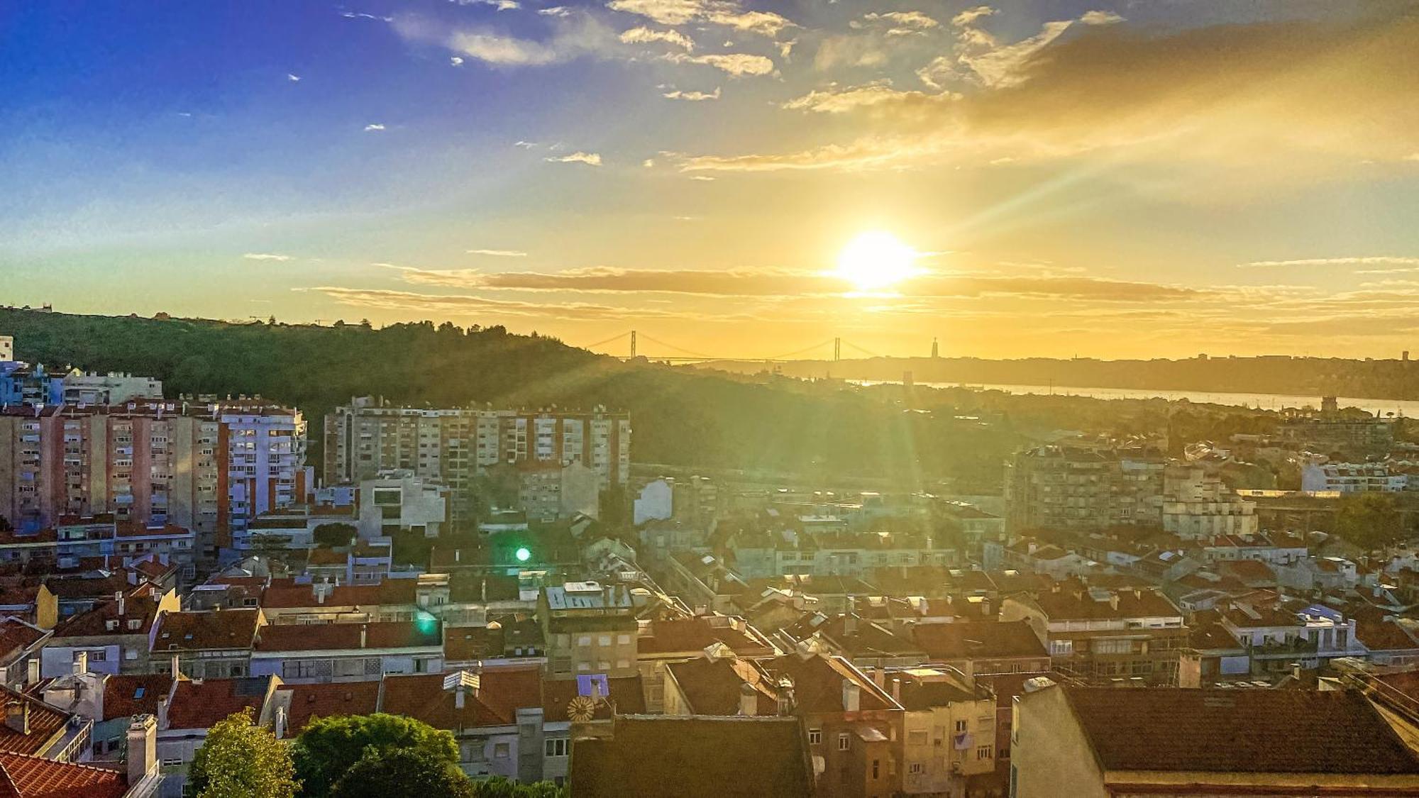Ideally Located With Perfect Views 알제스 외부 사진