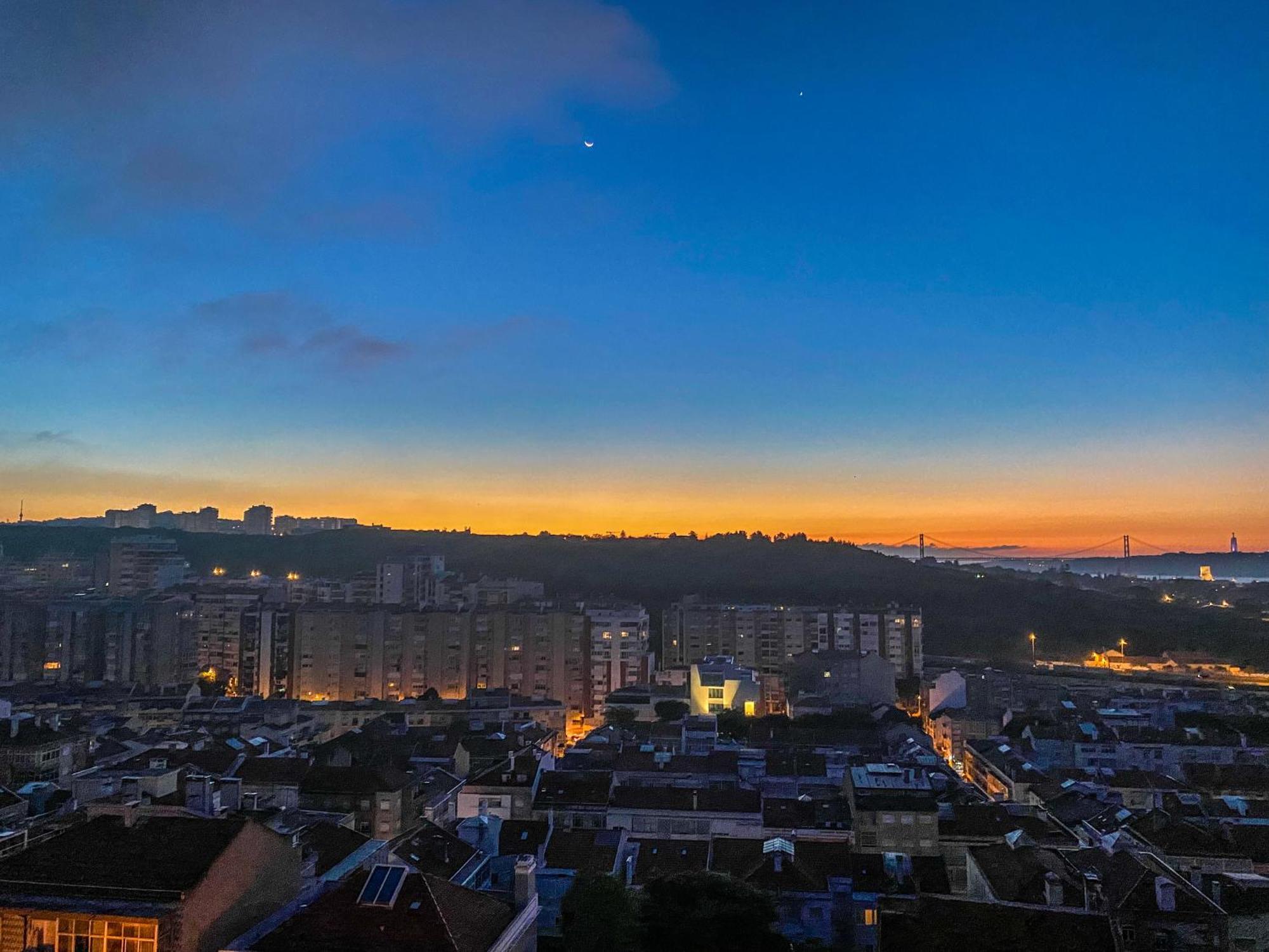 Ideally Located With Perfect Views 알제스 외부 사진