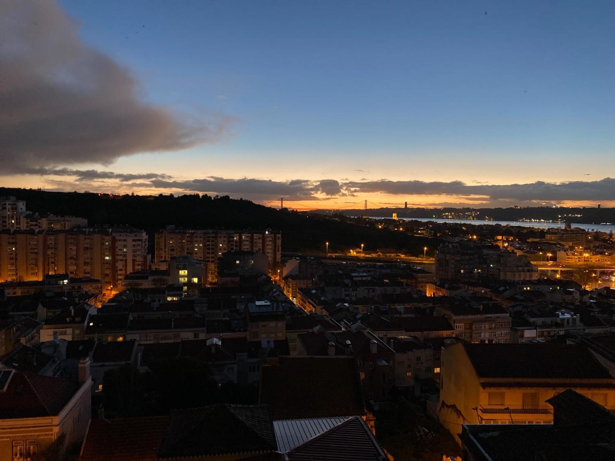 Ideally Located With Perfect Views 알제스 외부 사진
