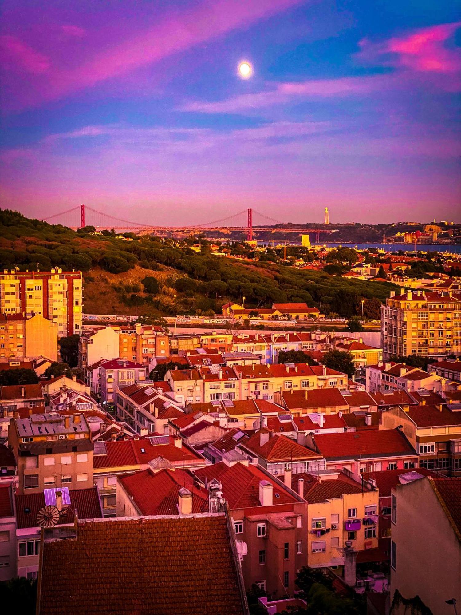 Ideally Located With Perfect Views 알제스 외부 사진